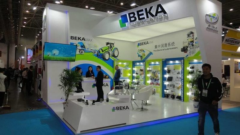 上海服装店喷绘背景墙，如何打造视觉焦点？**